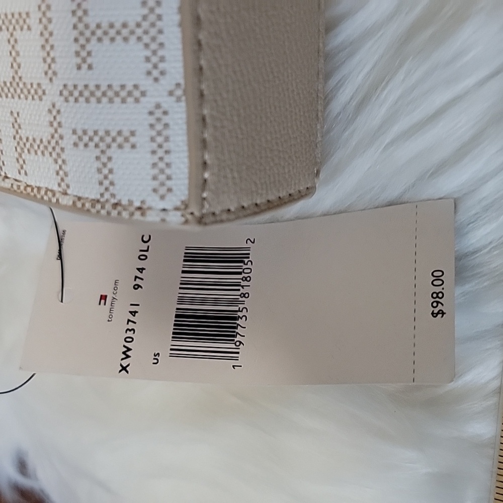 Tommy Hilfiger Cream and White Crossbody Bag with Elegant Design - Picture 8 of 11